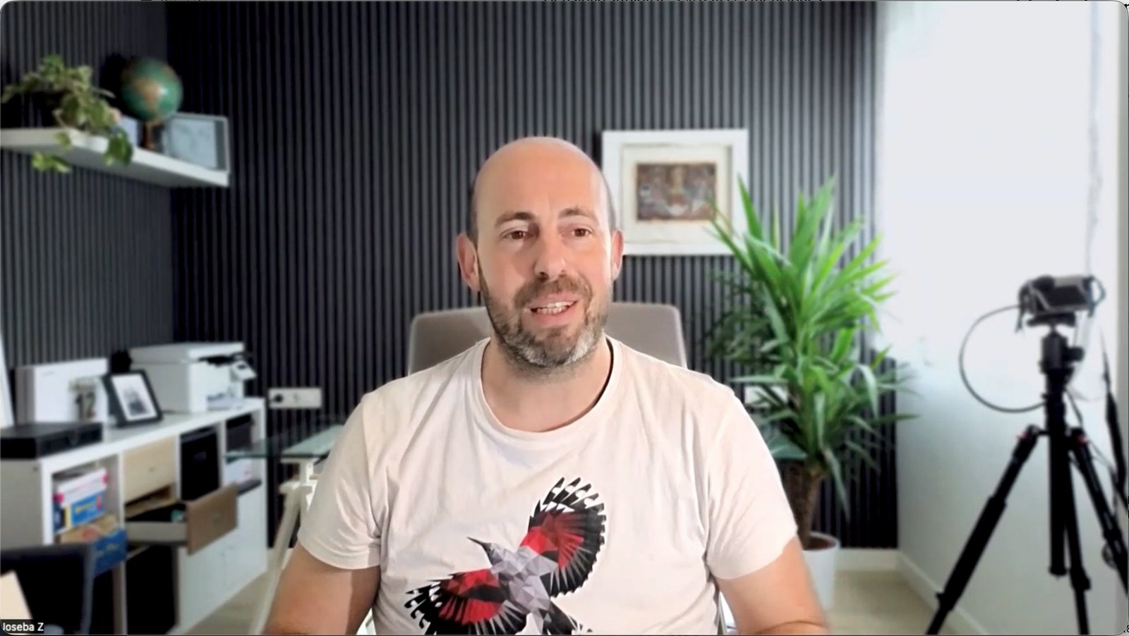 Joseba grabando en su estudio el sistema de ventas de su negocio de viajes de autor