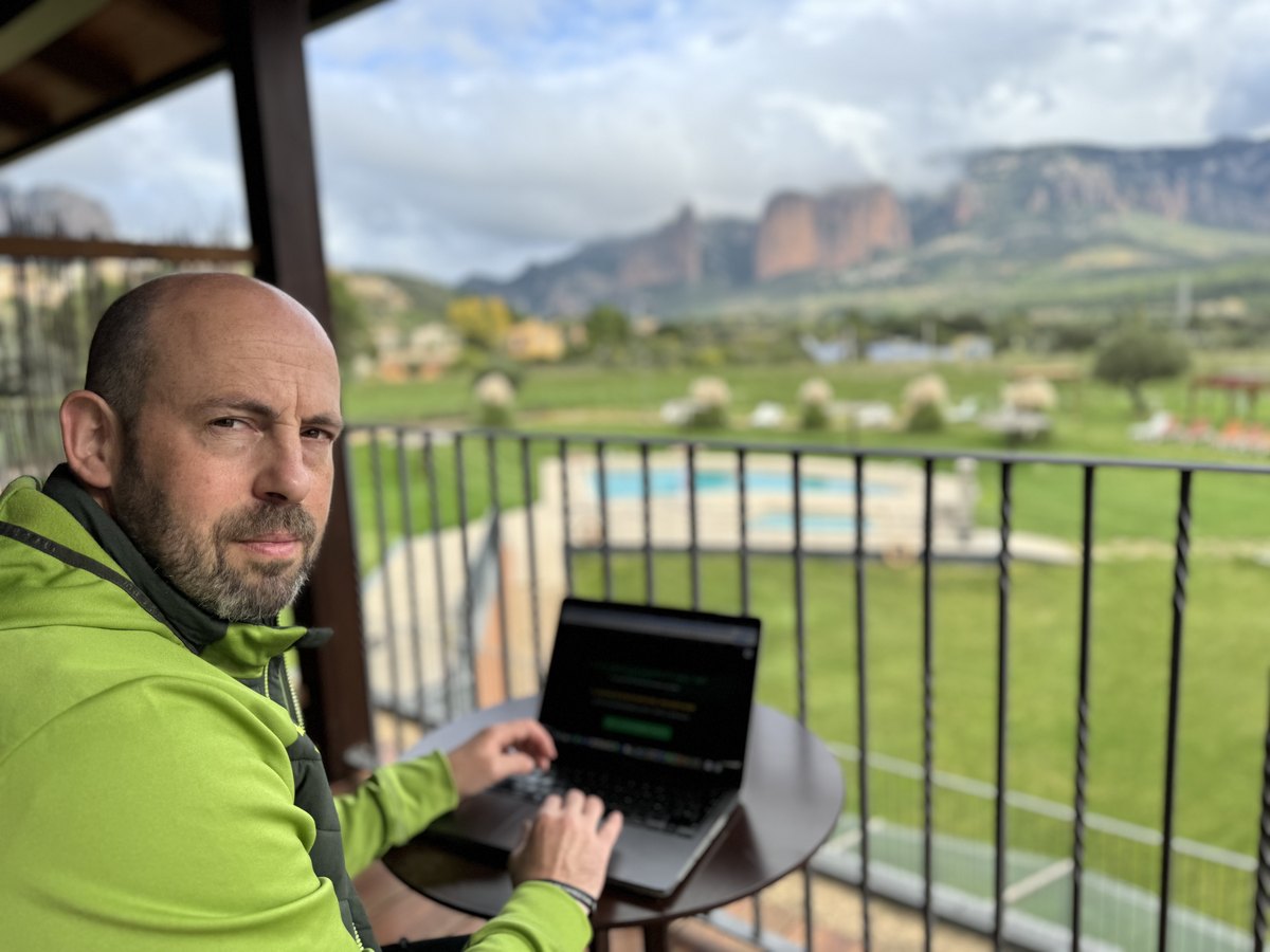 Joseba Zarraga revisando una web de viajes en el ordenador