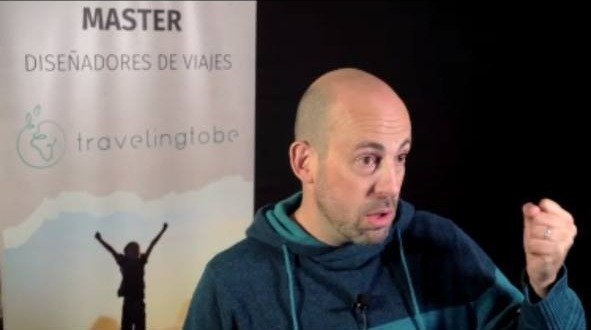 Joseba Zarraga explicando las dos funciones de una web para vender viajes